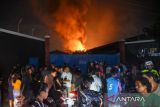 Kebakaran di pabrik plastik Jalan Setia Ujung, Sungal, Deli Serdang, Sumatera Utara, Jumat (2/9/2022) malam. Dinas Pemadam kebakaran mengerahkan sebanyak 13 unit mobil pemadam untuk mengatasi kebakaran pabrik tersebut.  ANTARA FOTO/Fransisco Carolio