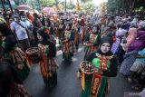 Peserta pawai budaya melintas di jalan Soetomo Kota Probolinggo, Jawa Timur, Sabtu (3/9/2022). Pawai budaya tersebut diselenggarakan dalam rangka memperingati HUT ke-663 Kota Probolinggo yang mengusung tema 