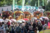 Warga melihat pawai budaya yang melintas di jalan Soetomo Kota Probolinggo, Jawa Timur, Sabtu (3/9/2022). Pawai budaya tersebut diselenggarakan dalam rangka memperingati HUT ke-663 Kota Probolinggo yang mengusung tema 