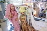 Sejumlah model berpose mengenakan gaun pernikahan di Wedding Expo, Cibinong City Mall, Kabupaten Bogor, Jawa Barat, Jumat (2/9/2022). Pameran yang menampilkan berbagai produk dari puluhan vendor pernikahan mulai dari venue pernikahan, hotel, dekorasi, make up, bridal hingga video dan fotografi itu guna menggerakan kembali industri bidang pernikahan. ANTARA FOTO/Yulius Satria Wijaya/foc.