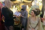 Pengunjung melihat stan pernikahan saat pameran Wedding Expo di Cibinong City Mall, Kabupaten Bogor, Jawa Barat, Jumat (2/9/2022). Pameran yang menampilkan berbagai produk dari puluhan vendor pernikahan mulai dari venue pernikahan, hotel, dekorasi, make up, bridal hingga video dan fotografi itu guna menggerakan kembali industri bidang pernikahan. ANTARA FOTO/Yulius Satria Wijaya/foc.