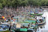 Puluhan perahu nelayan tertambat di tepi sungai kawasan Cemandi, Sedati, Sidoarjo, Jawa Timur, Selasa (6/9/2022). Nelayan di wilayah tersebut mengaku memilih tidak melaut karena kenaikan bahan bakar minyak (BBM) jenis solar subsidi dari Rp5.150 per liter menjadi Rp6.800 per liter. Antara Jatim/Umarul Faruq/mas.