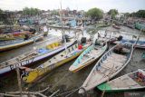 Puluhan perahu nelayan tertambat di tepi sungai kawasan Cemandi, Sedati, Sidoarjo, Jawa Timur, Selasa (6/9/2022). Nelayan di wilayah tersebut mengaku memilih tidak melaut karena kenaikan bahan bakar minyak (BBM) jenis solar subsidi dari Rp5.150 per liter menjadi Rp6.800 per liter. Antara Jatim/Umarul Faruq/mas.