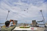 Prajurit TNI AU latihan terbang dengan pesawat tempur Sukhoi di lokasi F8 Makassar