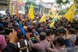 Sejumlah mahasiswa yang tergabung dalam Pergerakan Mahasiswa Islam Indonesia (PMII) terlibat saling dorong dengan aparat kepolisian saat menggelar aksi demonstrasi di depan gedung DPRD Kabupaten Jombang, Jawa Timur, Selasa (6/9/2022). Aksi ujukrasa menolak kenaikan harga bahan bakar minyak (BBM) itu berlangsung ricuh, karena mahasiswa memaksa masuk ke gedung dewan untuk bertemu wakil rakyat. Antara Jatim/Syaiful Arif/mas.