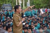 Pejabat Gubernur Aceh , Achmad Marzuki (tiga kiri) memberikan penjelasan saat menemui demosntran yang menggelar aksi   menuntut turunkan harga bahan bakar minyak (BBM) subsidi di kantor pemerintahan Aceh, Banda Aceh, Selasa (6/9/2022). Sekitar seribuan mahasiswa Universitas Syiah Kuala (USK) Aceh yang menggelar aksi damai itu menyerahkan langsung beberapa butir tuntutannya antara lain menolak kenaikan BBM subsidi kepada pejabat Gubernur Aceh, Achmad Marzuki untuk dapat diteruskan kepada pemerintah pusat. ANTARA FOTO/Ampelsa.