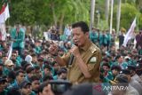 Pejabat Gubernur Aceh , Achmad Marzuki (tiga kiri) memberikan penjelasan saat menemui demosntran yang menggelar aksi   menuntut turunkan harga bahan bakar minyak (BBM) subsidi di kantor pemerintahan Aceh, Banda Aceh, Selasa (6/9/2022). Sekitar seribuan mahasiswa Universitas Syiah Kuala (USK) Aceh yang menggelar aksi damai itu menyerahkan langsung beberapa butir tuntutannya antara lain menolak kenaikan BBM subsidi kepada pejabat Gubernur Aceh, Achmad Marzuki untuk dapat diteruskan kepada pemerintah pusat. ANTARA FOTO/Ampelsa.