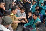 Pejabat Gubernur Aceh , Achmad Marzuki (tiga kiri) berdialog langsung dengan perwakilan mahasiswa saat melakukan aksi menuntut turunkan harga bahan bakar minyak (BBM) subsidi di kantor pemerintahan Aceh, Banda Aceh, Selasa (6/9/2022). Sekitar seribuan mahasiswa Universitas Syiah Kuala (USK) Aceh yang menggelar aksi damai itu menyerahkan langsung beberapa butir tuntutannya antara lain menolak kenaikan BBM subsidi kepada pejabat Gubernur Aceh, Achmad Marzuki untuk dapat diteruskan kepada pemerintah pusat. ANTARA FOTO/Ampelsa.