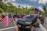 Sejumlah siswa SDN 45 Tanjungpandan mengibarkan bendera saat menyambut kedatangan perwakilan delegasi Development Working Group (DWG) G20 dari berbagai negara di Belitung, Kepulauan Bangka Belitung, Selasa (6/9/2022). Pertemuan tingkat menteri DWG G20 tersebut akan membahas soal pembangunan berkelanjutan berbasis masyarakat dan bernuasa maritim, yang akan dilaksanakan pada 7-9 September 2022. ANTARA FOTO/Muhammad Adimaja/rwa. 