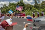 Sejumlah siswa SDN 45 Tanjungpandan mengibarkan bendera saat menyambut kedatangan perwakilan delegasi Development Working Group (DWG) G20 dari berbagai negara di Belitung, Kepulauan Bangka Belitung, Selasa (6/9/2022). Pertemuan tingkat menteri DWG G20 tersebut akan membahas soal pembangunan berkelanjutan berbasis masyarakat dan bernuasa maritim, yang akan dilaksanakan pada 7-9 September 2022. ANTARA FOTO/Muhammad Adimaja/rwa. 