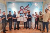 Plh Kabiro ANTARA Jatim Fiqih Arfani (tengah) bersama Asmen Komersial Abdul Malik Ibrahim (lima kanan) serta Region Sales Head ACC Jatim, Bali, Nustra, Henry Sinaga (empat kiri) berfoto bersama di Kantor LKBN ANTARA Jatim di Surabaya, Rabu (7/9/2022). Astra Grup melakukan kunjungan ke Kantor Antara Jatim dalam rangkaian pelaksanaan GIIAS 2022 yang digelar pada 14-18 September 2022. ANTARA Jatim/Rifai/Zk