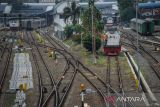 Lokomotif melintas di Stasiun Bandung, Jawa Barat, Senin (5/9/2022). PT Kereta Api Indonesia (KAI) berencana akan melakukan penyesuaian tarif tiket kereta api dampak dari kenaikan harga bahan bakar minyak (BBM). ANTARA FOTO/Raisan Al Farisi/agr