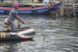 Laut Bersih - Prajurit Korps Marinir TNI AL berusaha mengangkat sampah di laut saat mengikuti Gerakan Nasional Laut Bersih di Perairan Tanjung Priok, Jakarta, Rabu (7/9/2022). Gerakan Laut Bersih merupakan serangkaian HUT ke-77 TNI AL bertemakan 