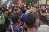 Polisi amankan Ketua Umum HMI Cabang Palembang saat unjuk rasa