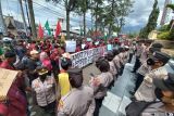 Unjuk Rasa di Bukittinggi, mahasiswa gelar shalat jenazah matinya keadilan (Video)