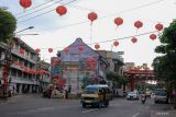 Kendaraan melintas di Jalan Kembang Jepun, Surabaya, Jawa Timur, Kamis (8/9/2022). Pemerintah Kota Surabaya terus melakukan penataan fasilitas dan pemasangan pernak-pernik hingga pembuatan mural untuk membangkitkan kembali destinasi Wisata Pecinan Kya-Kya. Antara Jatim/Hildaniar Novitasari/mas.