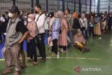 Ratusan warga antre saat pencairan bantuan langsung tunai (BLT) di Lapang Siliwangi Futsal, Kota Tasikmalaya, Jawa Barat, Kamis (8/9/2022). Pemerintah mulai memberikan bantuan langsung tunai pengalihan subsidi bbm kepada 20,65 juta penerima manfaat di seluruh Indonesia. ANATARA FOTO/Adeng Bustomi/agr