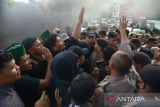Mahasiswa yang tergabung dalam Himpunan Mahasiswa Islam (HMI) terlibat saling dorong dengan aparat kepolisian  saat unjuk rasa menolak kenaikan harga bahan bakar minyak (BBM) subsidi  di kantor PT Pertamina (persero) cabang Banda Aceh, di Banda Aceh, Kamis (8/9/2022). Aksi unjuk rasa yang disertai membakar ban mobil  bekas  menolak kenaikan BBM subsidi tersebut berlangsung ricuh dan aparat kepolisian mengamankan tiga mahasiswa. ANTARA FOTO/Ampelsa.