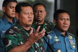 Kepala Staf Angkatan Laut (KSAL) Laksamana TNI Yudo Margono (kiri) bersama Wakil Kepala Staf Angkatan Laut (Wakasal) Laksamana Madya TNI Ahmad Heri (kanan) memberikan keterangan pers di Mabesal, Cilangkap, Jakarta, Kamis (8/9/2022). Pesawat latih jenis G-36 Bonanza T-2503 milik TNI AL yang mengalami kecelakaan di Perairan Laut Selat Madura pada Rabu (7/9) telah ditemukan namun Pilot Lettu Laut (P) Judistira Eka Permady dan CoPilot Letda Laut (P) Dendy Kresna Bakti Sabila ditemukan dalam keadaan meninggal dunia. ANTARA FOTO/Asprilla Dwi Adha/nym.