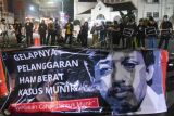 Aktivis yang tergabung dalam Komisi Untuk Orang Hilang dan Korban Tindak Kekerasan (KontraS) Sumatera Utara melakukan aksi refleksi malam memperingati kematian aktivis Hak Asasi Manusia (HAM) Munir di Kota Medan, Sumatera Utara, Rabu (7/9/2022). Aksi memperingati 18 tahun kematian Munir itu digelar untuk mendorong Komnas HAM melanjutkan dan menetapkan kasus tersebut sebagai pelanggaran HAM berat. ANTARA FOTO/Fransisco Carolio/Ief/wsj.