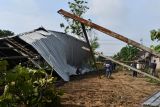 Sejumlah warga menyaksikan bagian bangunan gudang yang roboh akibat angin kencang di Kabupaten Madiun, Jawa Timur, Jumat (9/9/2022). Hujan deras disertai angin kencang di dua desa di wilayah tersebut Kamis (8/9) mengakibatkan 53 rumah rusak, sebuah bangunan gudang dan dua warung roboh, sejumlah pohon tumbang serta dua orang warga mengalami luka. Antara Jatim/Siswowidodo/mas.