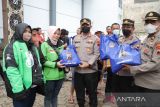 Polres Pekalongan Kota bagikan bansos warga terdampak penyesuaian BBM