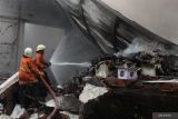 Petugas Dinas Pemadam Kebakaran dan Penyelamatan Kota Surabaya memadamkan api yang membakar gudang di Jalan Kalianak, Surabaya, Jawa Timur, Jumat (9/9/2022). Sebanyak 24 kendaraan pemadam kebakaran dikerahkan untuk memadamkan api yang meludeskan gudang lampu di kawasan pergudangan tersebut. Antara Jatim/Didik Suhartono/mas.
