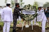 Kepala Staf TNI Angkatan Laut (KSAL) Laksamana TNI Yudo Margono (kedua kiri) meletakkan karangan bunga di makam pilot Kapten Laut (P) Anumerta Judistira Eka Permady dan CoPilot Lettu Laut (P) Anumerta Dendy Kresna Bakti Sabila saat prosesi pemakaman jenazah di Taman Makam Bahagia TNI AL Desa Gisikcemandi Sedati, Sidoarjo, Jawa Timur, Jumat (9/9/2022). Pesawat latih jenis G-36 Bonanza T-2503 milik TNI AL mengalami kecelakaan di Perairan Laut Selat Madura saat melakukan latihan anti-serangan udara pada Rabu (7/9). Antara Jatim/Umarul Faruq/mas.