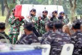 Prajurit TNI membawa peti jenazah Pilot Kapten Laut (P) Anumerta Judistira Eka Permady saat prosesi pemakaman di Taman Makam Bahagia TNI AL Desa Gisikcemandi Sedati, Sidoarjo, Jawa Timur, Jumat (9/9/2022). Pesawat latih jenis G-36 Bonanza T-2503 milik TNI AL yang dipiloti Kapten Laut (P) Judistira Eka Permady dan CoPilot Lettu Laut (P) Dendy Kresna Bakti Sabilamengalami kecelakaan di Perairan Laut Selat Madura saat melakukan latihan anti-serangan udara pada Rabu (7/9). ANTARA FOTO/Umarul Faruq/nym.