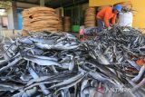 Pekerja mengumpulkan kerupuk kulit ikan di Desa Kenanga, Indramayu, Jawa Barat, Minggu (11/9/2022). Kementerian Koperasi dan UKM telah menyiapkan beberapa program bantuan untuk pelaku UMKM yang terdampak kenaikan harga BBM. ANTARA FOTO/Dedhez Anggara/agr
