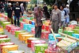 Warga melihat susunan tenong yang berisi nasi tumpeng saat tradisi Tenongan di Desa Malang Semirang, Lobener, Indramayu, Jawa Barat, Sabtu (10/9/2022). Warga setempat menggelar tradisi Tenongan tersebut sebagai bentuk rasa syukur atas hasil panen padi. ANTARA FOTO/Dedhez Anggara/agr