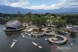 Foto udara objek wisata Situ Bagendit di Kecamatan Banyuresmi, Kabupaten Garut, Jawa Barat, Minggu (11/9/2022). Kementerian Pekerjaan Umum dan Perumahan Rakyat (PUPR) berharap kawasan wisata Situ Bagendit yang baru selesai direvitalisasi dapat menjadi ikon pariwisata baru di Jawa Barat untuk mendorong pertumbuhan ekonomi setempat. ANTARA FOTO/Adeng Bustomi/agr
