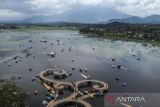 Foto udara objek wisata Situ Bagendit di Kecamatan Banyuresmi, Kabupaten Garut, Jawa Barat, Minggu (11/9/2022). Kementerian Pekerjaan Umum dan Perumahan Rakyat (PUPR) berharap kawasan wisata Situ Bagendit yang baru selesai direvitalisasi dapat menjadi ikon pariwisata baru di Jawa Barat untuk mendorong pertumbuhan ekonomi setempat. ANTARA FOTO/Adeng Bustomi/agr
