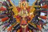 Peserta mengikuti parade Sawahlunto International Songket Silungkang Carnival (Sisca) di Sawahlunto, Sumatera Barat, Sabtu (10/9/2022). Karnaval tahunan tersebut menampilkan karya-karya berupa pakaian berbahan songket sekaligus memperkenalkan songket Silungkang sebagai songket tertua di Indonesia. ANTARA FOTO/Iggoy el Fitra/nym.