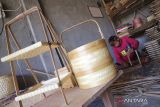 Pekerja membuat kerajinan anyaman bambu di Dusun Kepuhrejo, Desa Grogol, Kecamatan Diwek, Kabupaten Jombang, Jawa Timur, Senin (12/9/2022). Aneka kerajinan anyaman bambu mulai dari besek tempat nasi, rantang, tempat tisu hingga kotak tumpeng yang dipasarkan ke berbagai daerah tersebut dijual mulai harga Rp2.500 hingga Rp180 ribu per buah tergantung ukuran. Antara Jatim/Syaiful Arif/mas.