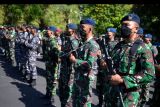 Prajurit TNI mengikuti Apel Gelar Pasukan Operasi Gapura Agung X-2022 di Nusa Dua, Bali, Senin (12/9/2022). Sebanyak 1.118 orang polisi disiagakan bersama dengan berbagai unsur pengamanan lainnya untuk mengamankan kegiatan pertemuan G20 Employment Working Group (EWG) dan G20 Labour and Employment Ministers Meeting (LEMM) di Bali. ANTARA FOTO/Fikri Yusuf/nym