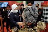 Menteri Ketenagakerjaan Ida Fauziyah (kiri) mengamati produk kerajinan saat membuka Showcasing of Indonesian G20 Presidency Exhibition yang merupakan rangkaian dari acara G20 Labour and Employment Ministers Meeting (LEMM) di Jimbaran, Badung, Bali, Senin (12/9/2022). Kementerian Ketenagakerjaan menggelar acara G20 LEMM yakni pertemuan para menteri ketenagakerjaan Anggota G20 pada 13-14 September 2022 dengan mengangkat tema 'Improving the Employment Condition to Recover Together atau Meningkatkan Kondisi Kerja untuk Pulih Bersama'. ANTARA FOTO/Nyoman Hendra Wibowo/nym.