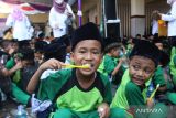 Ratusan siswa MI Bahrul Ulum Tambakberas, Kabupaten Jombang, Jawa Timur, mengikuti sikat gigi massal, Senin (12/9/2022). Kegiatan yang diadakan Persatuan Dokter Gigi Indonesia (PDGI) Jombang sebagai upaya mencegah karies gigi yang banyak dialami siswa sekolah dasar, mereka juga diajarkan cara menggosok gigi dengan benar. Antara Jatim/Syaiful Arif/mas.