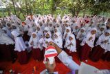 Siswa melakukan sikat gigi bersama di Sekolah Dasar Islam Terpadu Insan Kamil, Sidoarjo, Jawa Timur, Senin (12/9/2022). Kegiatan tersebut dalam rangka memperingati Hari Kesehatan Gigi dan Mulut Nasional yang jatuh pada tanggal 12 September. Antara Jatim/Umarul Faruq/mas.