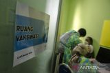 Petugas medis melakukan pelaksanaan Uji Klinis Vaksin IndoVac Fase 3 di Puskesmas Dago, Bandung, Jawa Barat, Senin (12/9/2022). Sebanyak 900 relawan usia 18 tahun ke atas mengikuti Uji Klinis Fase tiga Vaksin Indovac di Bandung dan Bali untuk memperoleh izin penggunaan darurat sehingga dapat diproduksi massal oleh Bio Farma dengan target 20 juta dosis tahap pertama. ANTARA FOTO/Novrian Arbi/agr