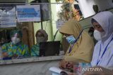 Petugas medis melakukan pendataan relawan untuk pelaksanaan Uji Klinis Fase 3 Vaksin IndoVac di Puskesmas Dago, Bandung, Jawa Barat, Senin (12/9/2022). Sebanyak 900 relawan usia 18 tahun ke atas mengikuti Uji Klinis Fase tiga Vaksin Indovac di Bandung dan Bali untuk memperoleh izin penggunaan darurat sehingga dapat diproduksi massal oleh Bio Farma dengan target 20 juta dosis tahap pertama. ANTARA FOTO/Novrian Arbi/agr