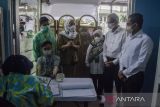 Wakil Menteri BUMN 1 Pahala Nugraha Mansury (kanan) meninjau mekanisme pelaksanaan Uji Klinis Fase 3 Vaksin IndoVac di Puskesmas Dago, Bandung, Jawa Barat, Senin (12/9/2022). Sebanyak 900 relawan usia 18 tahun ke atas mengikuti Uji Klinis Fase tiga Vaksin Indovac di Bandung dan Bali untuk memperoleh izin penggunaan darurat sehingga dapat diproduksi massal oleh Bio Farma dengan target 20 juta dosis tahap pertama. ANTARA FOTO/Novrian Arbi/agr