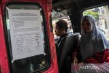 Warga berada di dalam angkot, Terminal Cicaheum, Bandung, Jawa Barat, Selasa (13/9/2022). Pemerintah Kota Bandung melalui Dinas Perhubungan Kota Bandung dan pengusaha angkutan resmi menaikkan tarif angkot sebesar Rp1.000 yang berlaku sejak Senin (12/9/2022). Kenaikan tarif tersebut dampak dari kenaikan harga bahan bakar minyak (BBM) yang beberapa waktu lalu sudah ditetapkan oleh pemerintah. ANTARA FOTO/Raisan Al Farisi/agr
