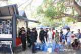 Polda NTT bagikan bantuan air bersih untuk warga Desa Bolok