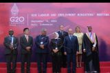 Menteri Ketenagakerjaan Ida Fauziyah (keempat kiri) berbincang dengan Menteri Tenaga Kerja dan Ketenagakerjaan India Bhupender Yadav (ketiga kiri) saat sesi foto bersama Menteri Ketenagakerjaan negara anggota G20 usai pertemuan G20 Labour and Employment Ministers Meeting (LEMM) di Jimbaran, Badung, Bali, Rabu (14/9/2022). ANTARA FOTO/Nyoman Hendra Wibowo/nym.