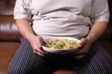 Benarkah makan malam bikin berat badan bertambah?