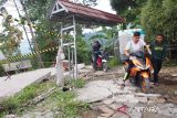 Kondisi lokasi bencana pergeseran tanah di Desa Bojongkoneng, Kecamatan Babakanmadang, Kabupaten Bogor, Jawa Barat, Kamis (15/9/2022). Bencana menyebabkan kerusakan jalan desa sepanjang 1 kilometer dan sekitar 23 bangunan, sebanyak 24 jiwa mengungsi lantaran akses menuju rumahnya terputus. ANTARA/M Fikri Setiawan