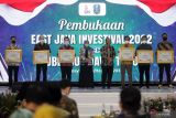 Gubernur Jawa Timur Khofifah Indar Parawansa (keempat kiri) berfoto bersama sejumlah investor dalam acara East Java Investival 2022 di Convention Hall Tunjungan Plaza Surabaya, Jawa Timur, Rabu (14/9/2022). Event bisnis dan investasi yang diselenggarakan oleh Dinas Penanaman Modal dan Pelayanan Terpadu Satu Pintu (DPMPTSP) Provinsi Jawa Timur ini untuk mampu bersinergi dalam menciptakan iklim investasi yang kondusif dan berdaya saing dan memperluas jejaring untuk menarik para investor menanamkan modalnya di Provinsi Jawa Timur. Antara Jatim/Umarul Faruq/mas.