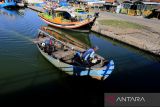 Nelayan mengemudikan perahu usai melaut di muara Karangsong, Indramayu, Jawa Barat, Kamis (15/9/2022). Pemprov Jawa Barat menyiapkan anggaran subsidi sebesar Rp27 miliar bagi nelayan, petani dan pelaku umkm yang terdampak kenaikan harga BBM. ANTARA FOTO/Dedhez Anggara/agr
