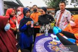 Anggota Komisi VIII DPR RI Selly Andriany (tengah) berbincang dengan warga penerima manfaat saat melakukan pengawasan penyaluran BLT BBM di Kantor Pos Indramayu, Jawa Barat, Kamis (15/9/2022). Kementerian Sosial menyalurkan BLT pengalihan subsidi BBM kepada 20,65 juta keluarga penerima manfaat (KPM) senilai Rp12,4 triliun melalui PT Pos Indonesia. ANTARA FOTO/Dedhez Anggara/agr